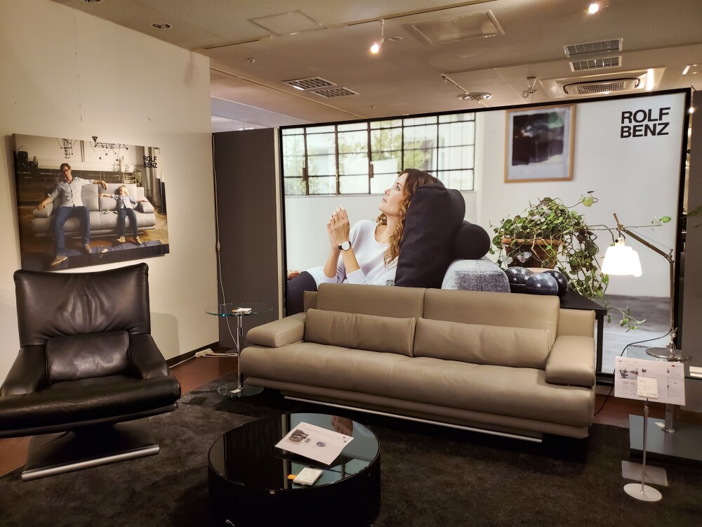 大阪の家具ショールームで展示されているROLF BENZ(ロルフベンツ)のソファとラウンジチェア。ショールームでは美しく見える家具も、自宅では空間の広さや天井高、生活動線、周囲の余白によって印象が変わるため、建築家が家具レイアウトやインテリアコーディネート、住まいとの相性を確認しながら提案する参考事例。