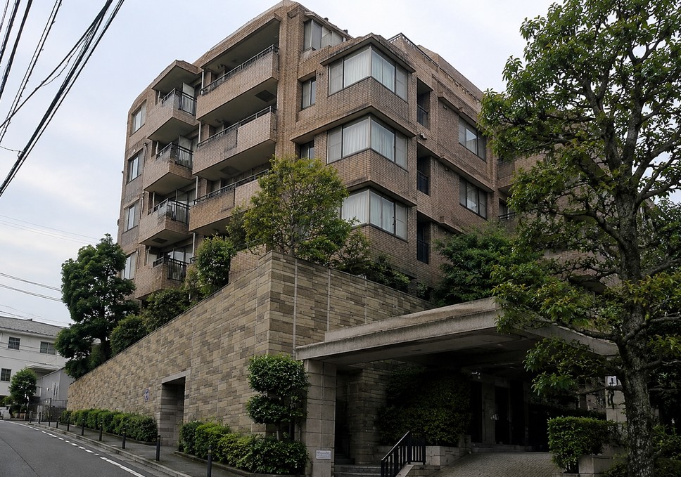奈良でマンションから戸建てへの住み替えを検討する方向けの築30年ほどの中古マンション外観。中古マンションのリフォームを続けるか、中古戸建てのリノベーションや注文住宅へ住み替えるかを、建築家と暮らしの視点から考えるイメージ。