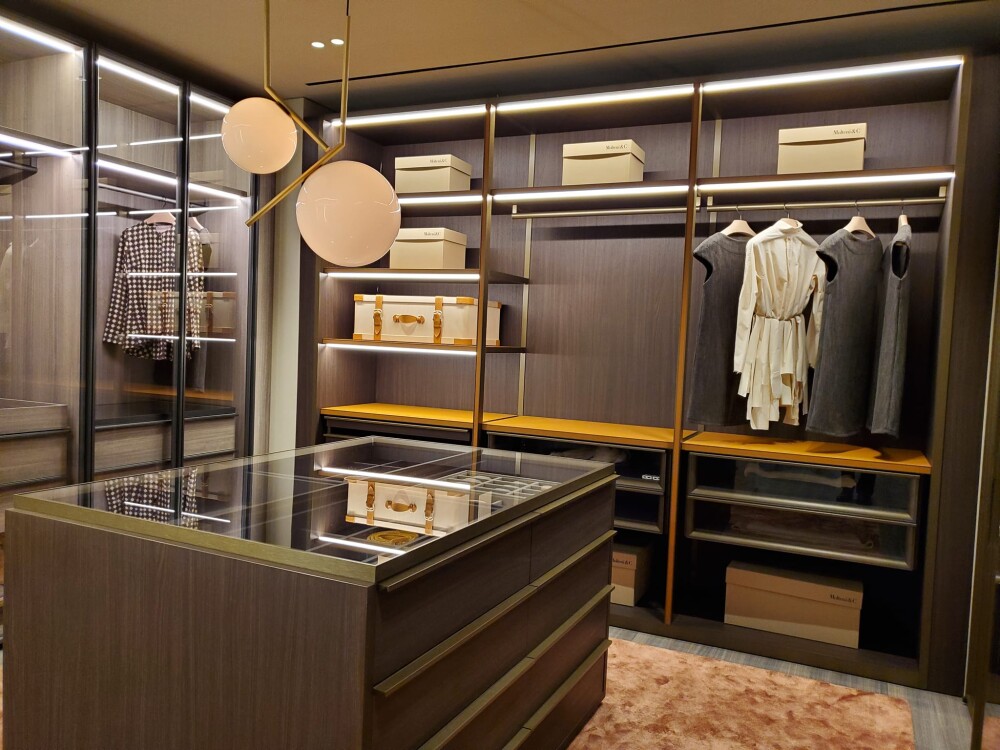 Molteni&Cの収納システムで構成された上質なウォークインクローゼット。衣類やバッグを美しく整える収納、照明、家具配置、動線まで一体で考え、奈良の注文住宅で毎日の身支度を心地よくするインテリアと暮らしの設計。