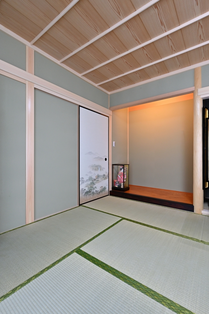 自然素材の美しさと和の静けさを丁寧に整えた、床の間のある和室空間。真壁造りによる木の柱や無垢材の天井、畳の質感が調和し、旅館のような落ち着きと上質感を演出。床の間には季節の設えや美術品を飾ることで、暮らしに“余白”と精神的な豊かさを生み出している。襖絵や障子、和の色彩計画により、現代の住まいに溶け込む和モダン空間を実現。奈良県の建築家による、数寄屋・和風住宅・デザイナーズ住宅の建築実例。和室、床の間、真壁和室、畳空間、和モダンインテリア、ホテルライクな和の住まいを求める方へ向けた上質な注文住宅デザイン。