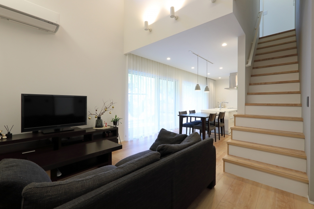 LDK　シンプルモダン　吹き抜け　吹抜け　階段