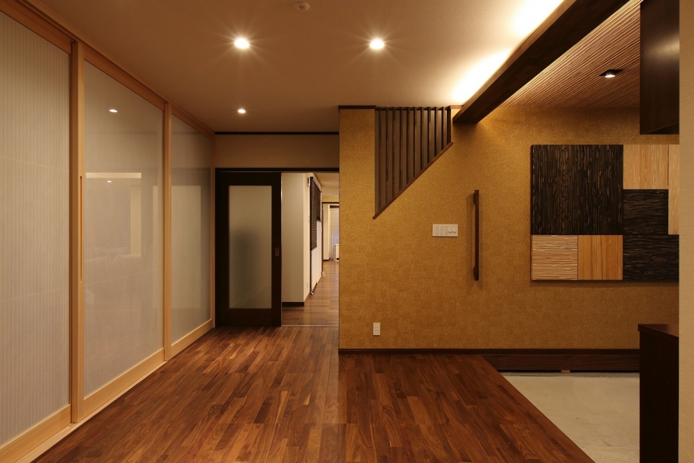 木質フローリングと建具が連続する和モダン住宅の廊下空間。視線の抜けと奥行きを意識した設計