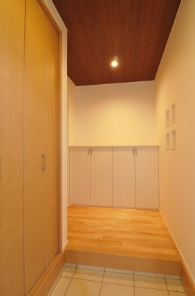 玄関　狭小住宅　モダンな家