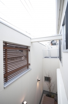 吹抜け　中庭　白い壁の家