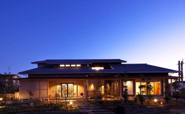 夜景　外観　和風　純和風　奈良県の豪邸　高級和風住宅　新築の家