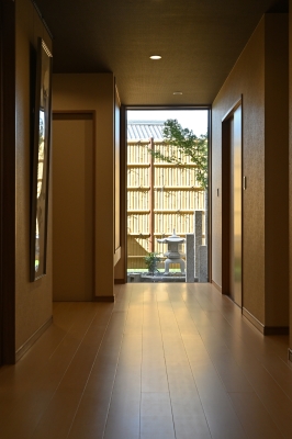 窓　日本の風情　旅館のような家　廊下　坪庭　和風の家