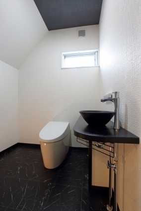 オシャレなトイレ　デザイナーズ住宅　新築　広いトイレ