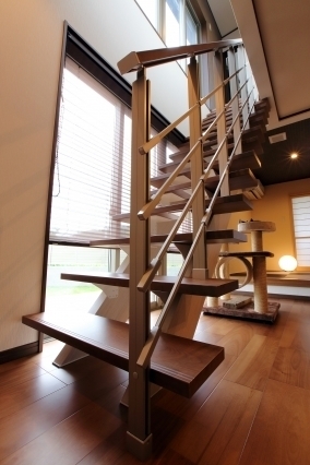 デザイナーズハウス　リビングアクセス階段　階段