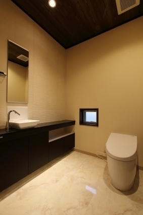 豪邸のトイレ　高級住宅のトイレ　WC　便所　TOTO　便器　新築の家　オーダーメイド　