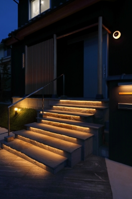 階段　外部階段　夜景　間接照明　注文住宅　外構　エクステリア
