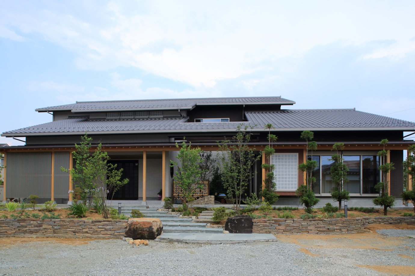洋風と和風を掛け合わせて佇まいを心地よくなるようにデザインを施した奈良県磯城郡田原本町に建つ和風の豪邸、高級住宅ならではの風格を持ち高級和風モダンの特徴を随所に設計した新築の庭付き一戸建て住宅、ハウスメーカーではない建築家の注文住宅だからこそ実現できた住まいの提案です。